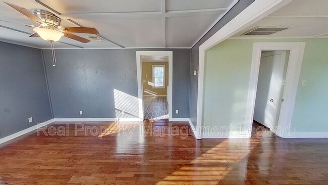 Building Photo - 1030 Oak Dr