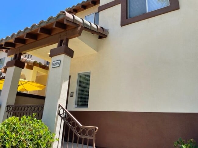 Building Photo - 2 Bedroom in Beautiful Tustin Golf Community