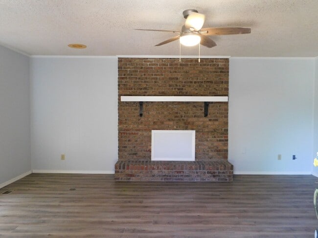 Building Photo - 2 Bed 2 Bath Duplex Newly Renovated