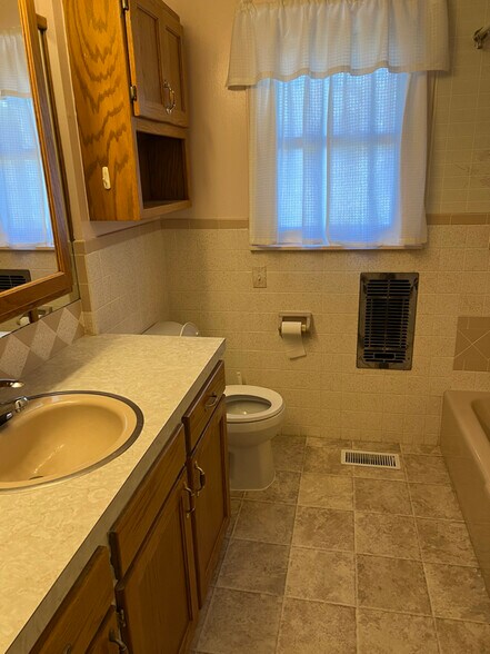 Building Photo - 304 Smalley St