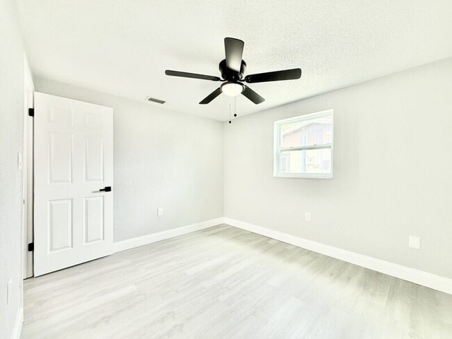 Building Photo - 3250 Coldwell Dr