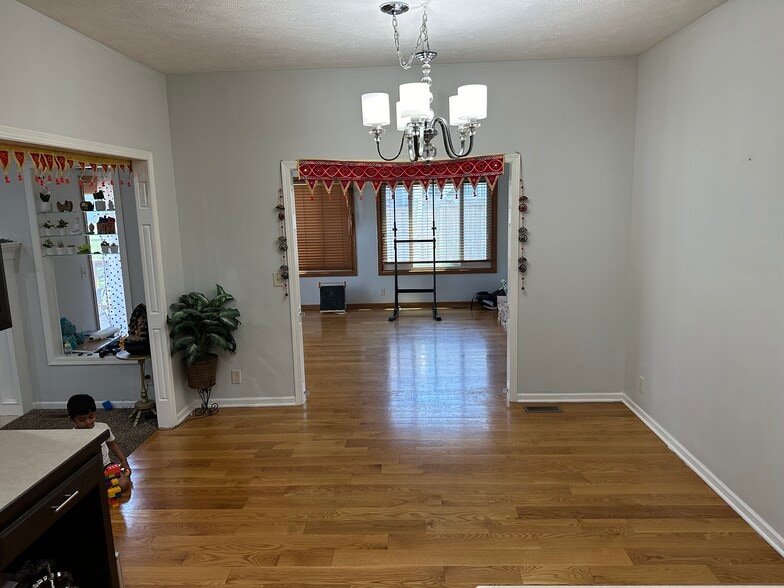 dining space from kitchen - 5800 S 77th St