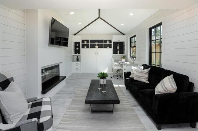 Building Photo - 381 McKendry Dr