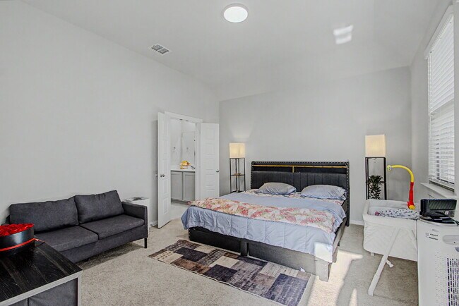 Building Photo - Experience Princeton Lifestyle