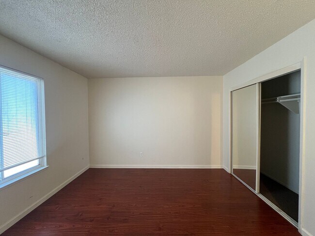 Building Photo - 1137 Oakmont Dr
