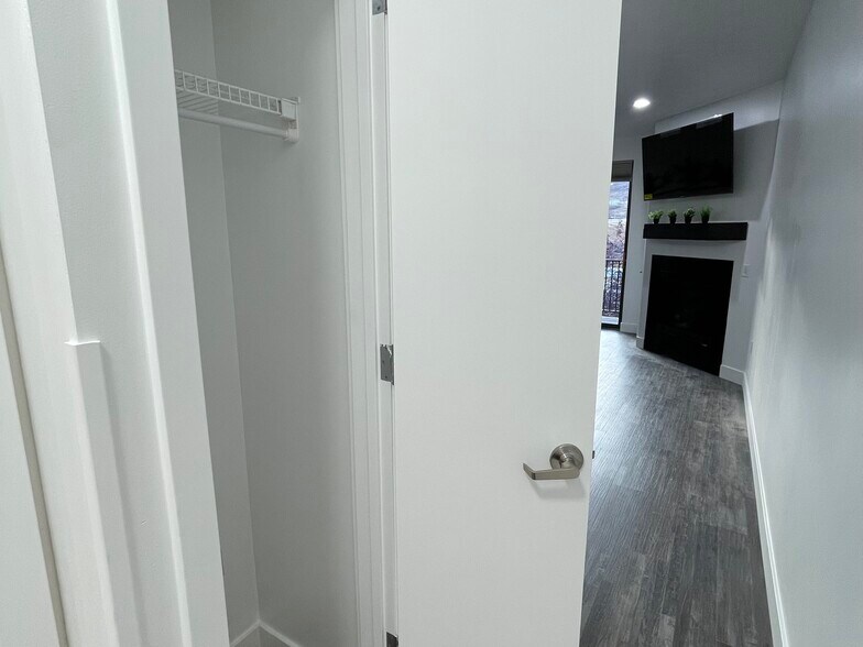 Building Photo - 1364 W Stillwater Dr