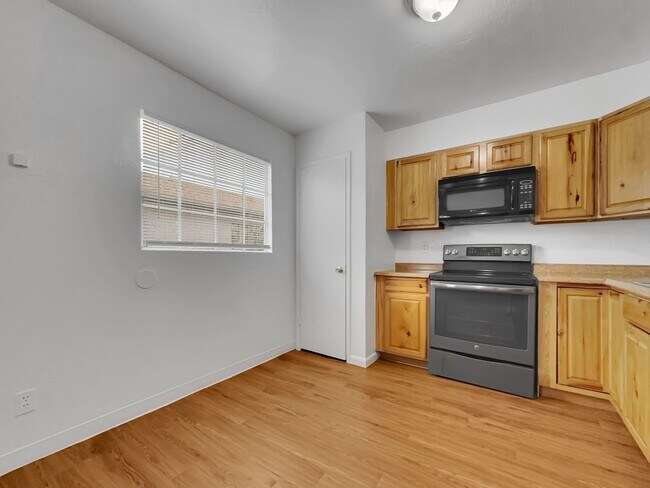 Building Photo - Central Phoenix 2/1 Ground Floor Super Clean.