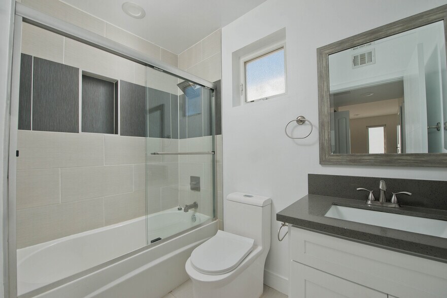 Building Photo - 635 N Harvard Blvd