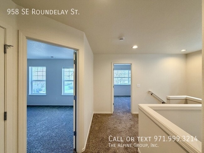 Building Photo - 958 SE Roundelay St