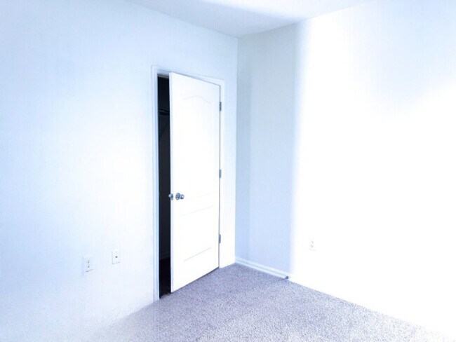 Building Photo - 3052 Sangria St