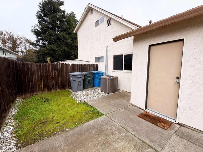 Building Photo - 950 Pembroke Way