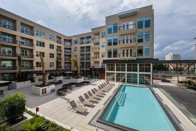 Building Photo - 2111 Westheimer Rd