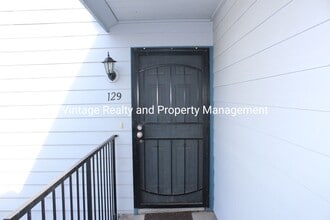 Building Photo - Ready To Go! Very Nice 2 bedroom Condo!!!