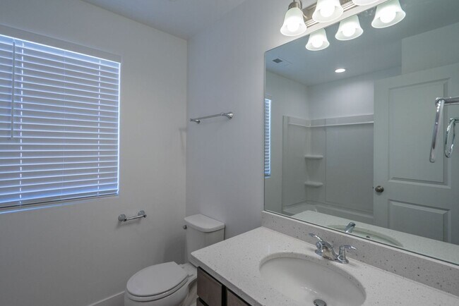 Building Photo - Well Maintained, 3 Bedroom and 2.5 Bathroom Townhome in Desert Color! Internet Included!
