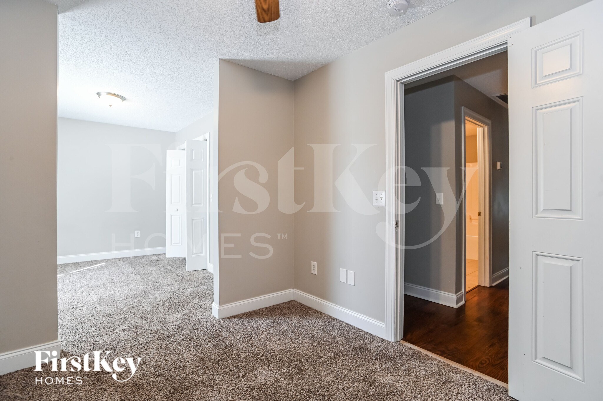 Building Photo - 811 Willow Ln