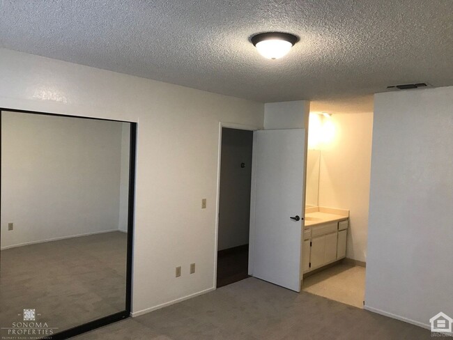 Building Photo - 2bd/2ba Condo in Eastside Sonoma!