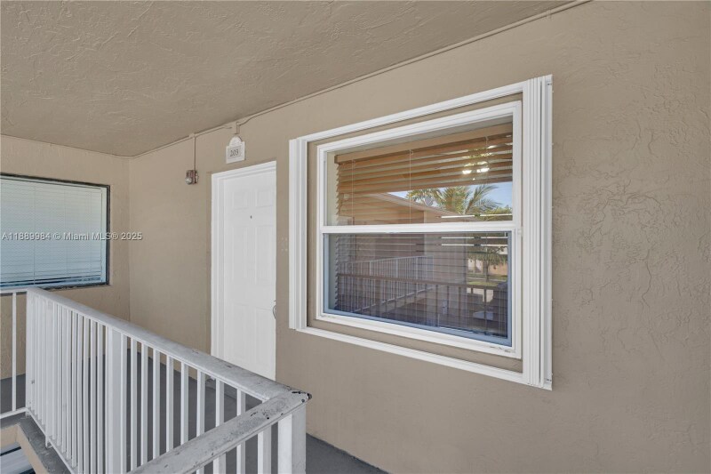 Building Photo - 2560 W 60th St