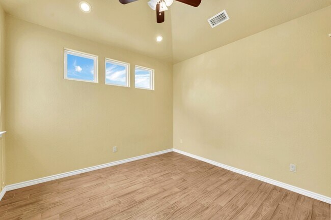Building Photo - 623 Skyline Dr
