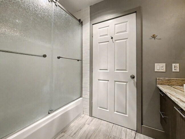 Building Photo - Beautiful Queen Anne Condo with Puget Sound Views & Secure Parking!