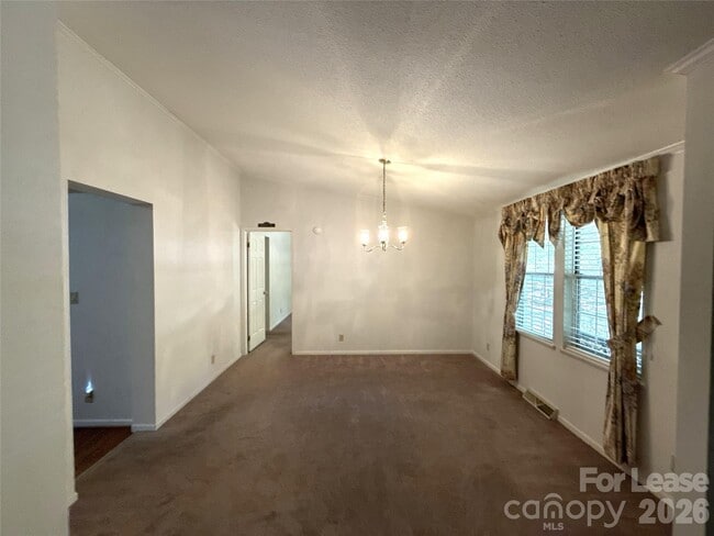 Building Photo - 2039 Vista Rd