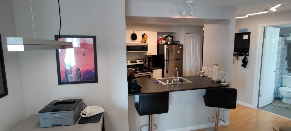 Kitchen - 530 Melrose Ave E