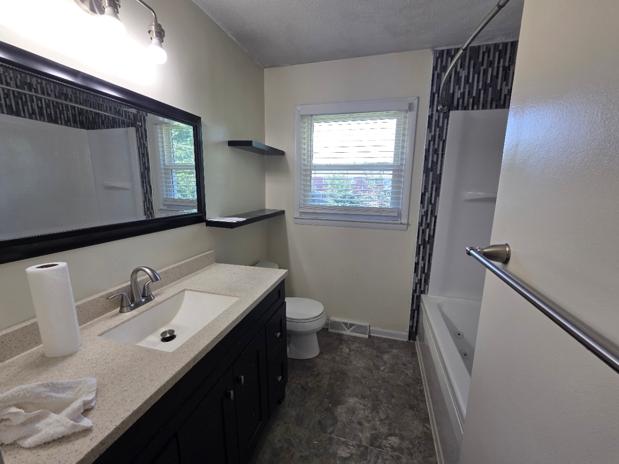 Building Photo - 521 Stonehaven Dr