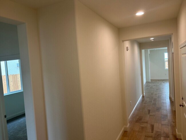 Building Photo - New, New New in Northwest Visalia!