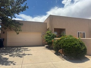 Building Photo - Cute Northwest Townhome!