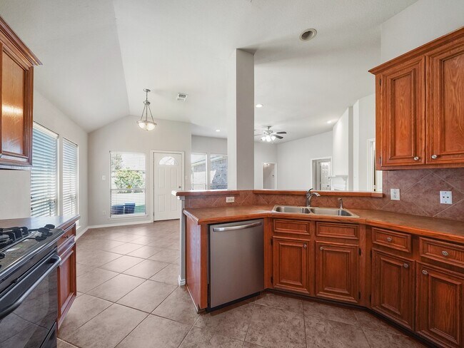 Building Photo - 20110 Emerald Cliff Ln