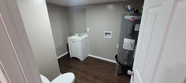 Building Photo - Cute 5 bedroom House