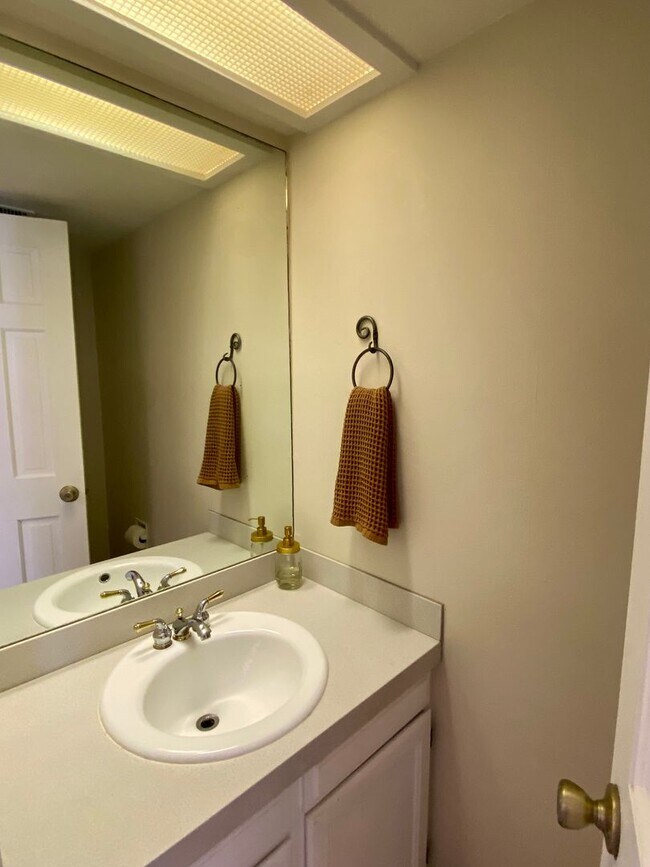 Building Photo - Sunlit and Stylish 3 Bedroom Townhouse by Wonderland Lake