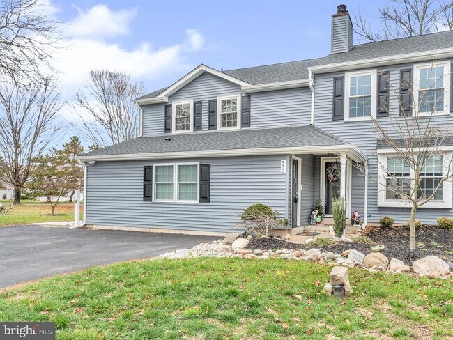 Building Photo - 572A Thrush Ct