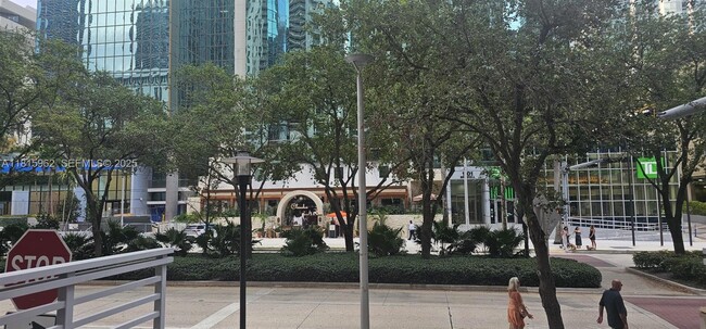 Building Photo - 1060 Brickell Ave