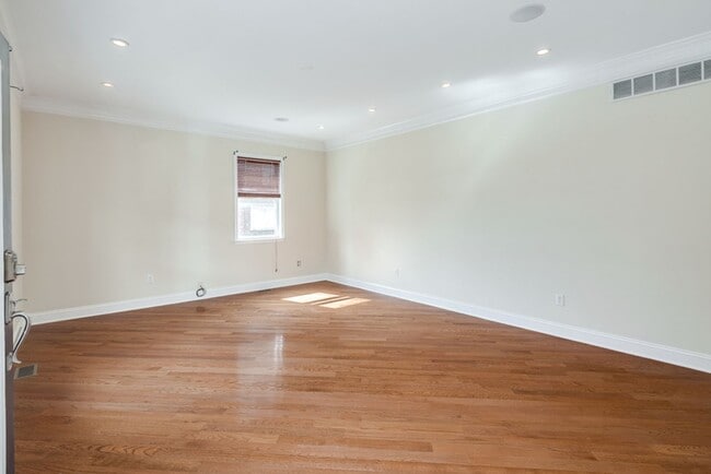 Building Photo - Four Bed Point Breeze Home