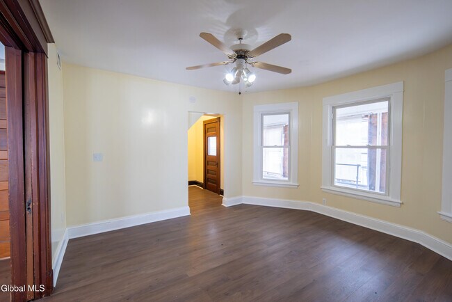 Building Photo - 22 Swan St