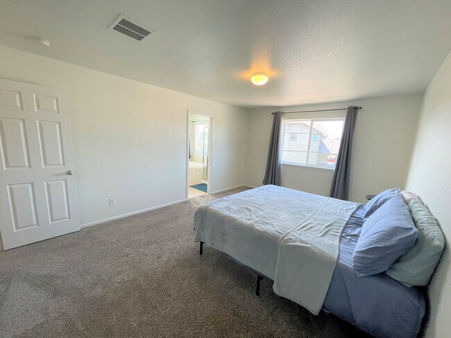 Building Photo - Spacious Charmer in sought after Meridian Ranch community- 2 houses from park