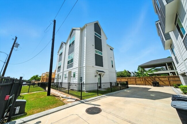 Building Photo - 1644 W Tidwell Rd