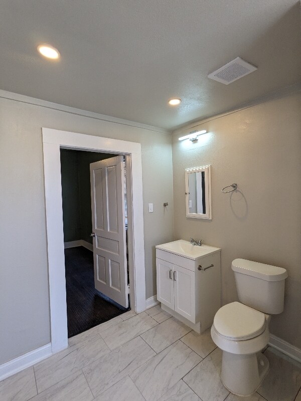 Building Photo - 534 E Sycamore St