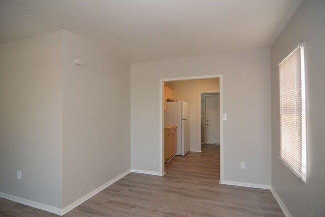 Building Photo - Freshly Updated 3 Bedroom 1 Bath Home! Cen...