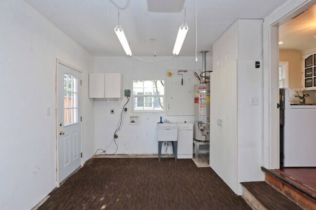 Building Photo - Charming 1 Bed 1 Bath Los Altos Cottage on...