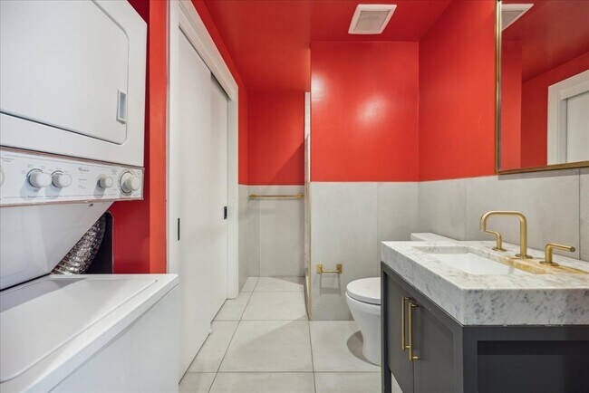 Building Photo - 70 Rainey St