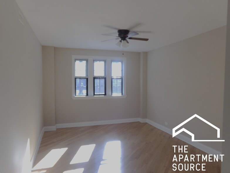 Primary Photo - 896 Green Bay Rd