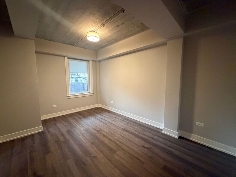 Building Photo - 952 W Carmen Ave