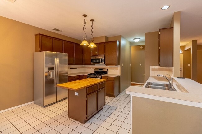 Building Photo - 4 bedroom, 2 bathroom home in South Austin!