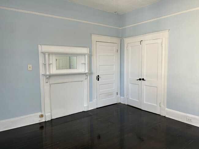 Building Photo - 823 Parkwood Ave