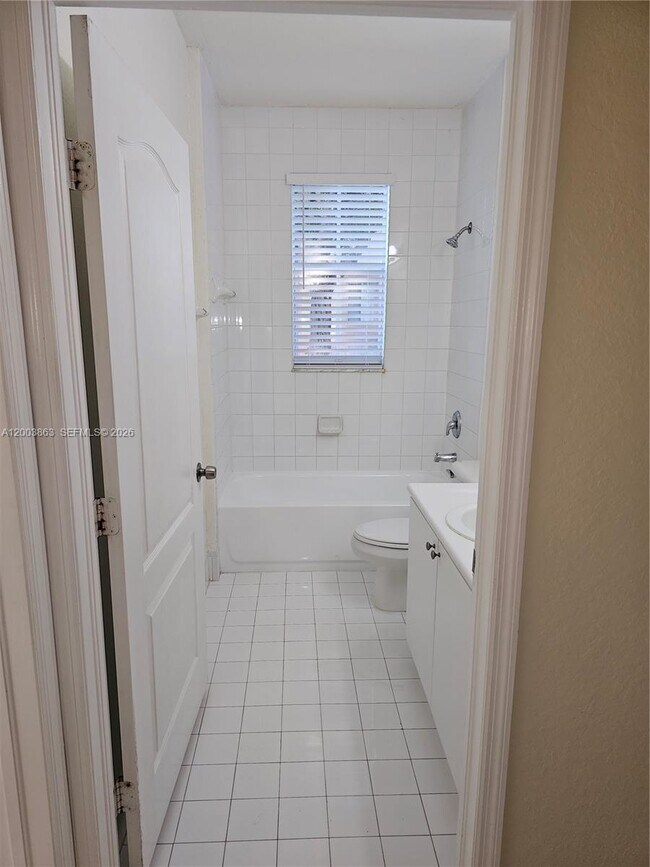 Building Photo - 1543 SE 25th St