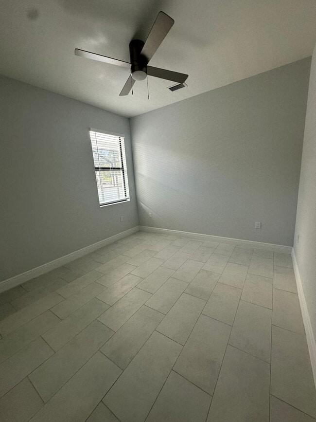 Building Photo - Single Family Home in San Carlos - STUDENTS WELCOME