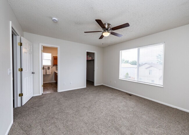 Building Photo - Newly Updated 4 Bed Home Centrally Located