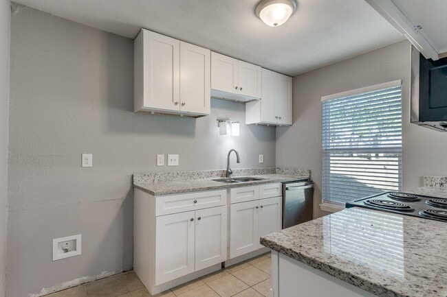 Building Photo - 4-BEDROOM ON CUL DE SAC IN SUNRISE