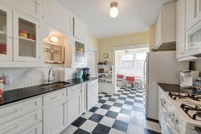 Building Photo - Daring 2 bedroom 1 bath in the heart of Ryan Place.
